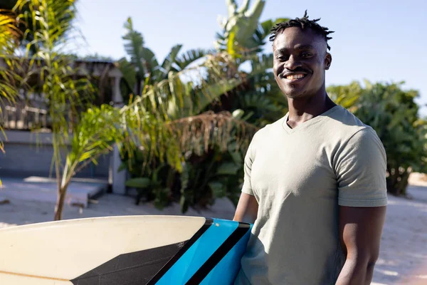 Portrait Homme Afro Américain Heureux Tenant Une Planche Surf Souriant — Photo