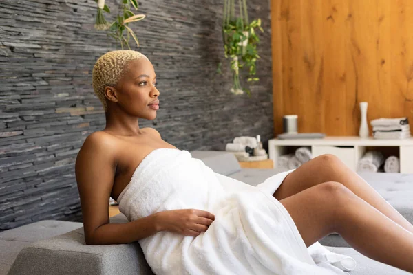 Een Gelukkige Afro Amerikaanse Vrouw Die Handdoek Draagt Bed Ligt — Stockfoto