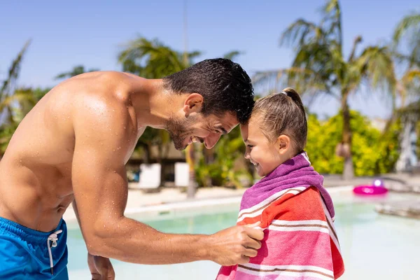Gelukkige Biracial Vader Dochter Met Handdoek Bij Het Zwembad Kwaliteitstijd — Stockfoto