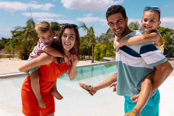 Retrato Feliz Familia Biracial Sonriendo Junto Piscina Pasar Tiempo Calidad —  Fotos de Stock