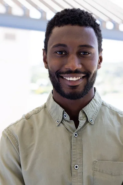 Portrait Homme Affaires Afro Américain Heureux Dans Bureau Moderne Entreprise — Photo