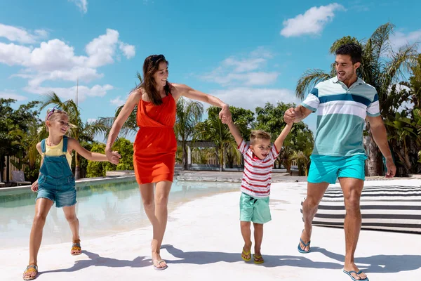 Gelukkige Biracial Familie Wandelen Hand Hand Bij Het Zwembad Kwaliteitstijd — Stockfoto