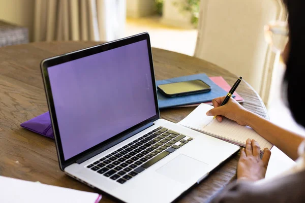 Wanita Birasial Fokus Duduk Meja Dan Menggunakan Laptop Dengan Ruang — Stok Foto