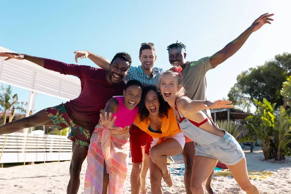 Retrato Amigos Felices Diversos Abrazando Sonriendo Playa Con Espacio Para —  Fotos de Stock