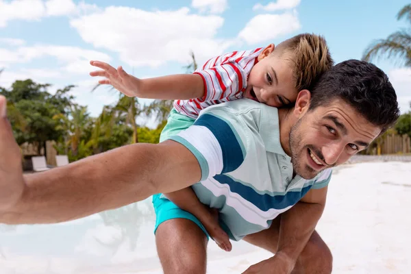 水泳プールで遊んで幸せな出生の父と息子の肖像画 質の高い時間 ライフスタイル 休暇の概念を過ごす — ストック写真