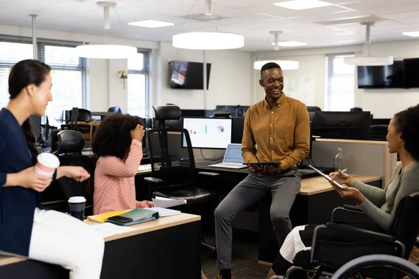 Африканська Американська Бізнесменка Інвалідному Візку Різні Люди Офісі Говорять Сміються — стокове фото
