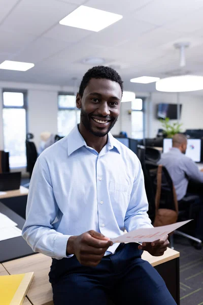 一个快乐的非洲裔美国商人在办公室里看着相机的垂直图像 商业专业人员 公司和办公室概念工作 — 图库照片