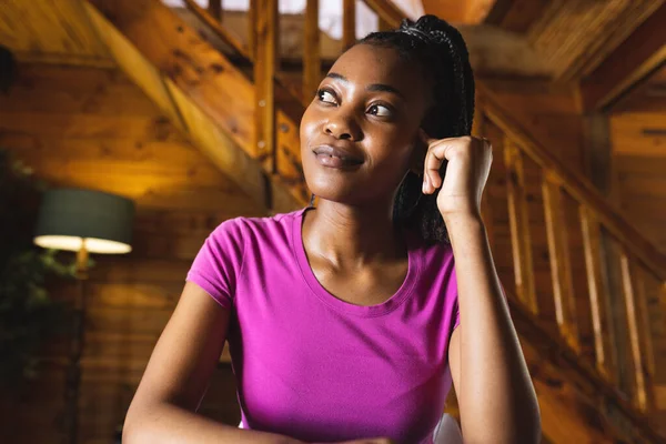 Szczęśliwa Afroamerykanka Spędzająca Czas Chatce Dziennika Telefonem Wideo Chata Dziennika — Zdjęcie stockowe