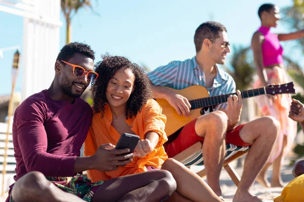 Glückliche Freunde Die Smartphone Benutzen Und Strand Gitarre Spielen Qualitätszeit — Stockfoto