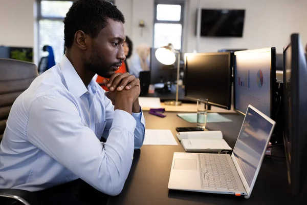 Afrykański Amerykanin Pracujący Laptopie Biurze Biznes Korporacja Współpraca Praca Koncepcji — Zdjęcie stockowe