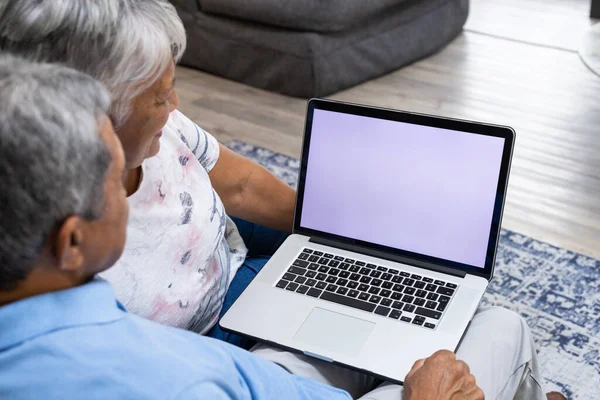 Visão Alto Ângulo Casal Idosos Biraciais Usando Laptop Enquanto Relaxa — Fotografia de Stock