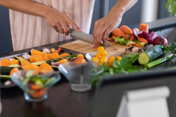 中段的桦树人做饭 在厨房切蔬菜 独自待在家里的质量时间 家庭生活和生活方式概念 — 图库照片