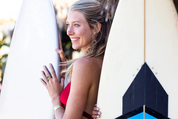 ビーチでサーフボードを持っている幸せな白人女性 質の高い時間 ライフスタイル 夏と休暇の概念を過ごす — ストック写真
