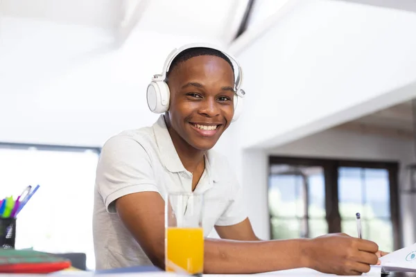Feliz Adolescente Afro Americano Com Auscultadores Sentados Secretária Conceito Learning — Fotografia de Stock