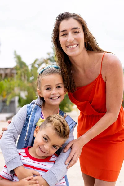 幸せな出産の母親と子供たちがビーチで抱き合って笑顔の肖像画 質の高い時間 ライフスタイル 休暇の概念を過ごす — ストック写真