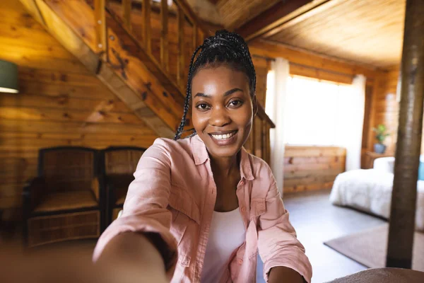 一个快乐的非洲裔美国女人花时间在木屋和视频通话的肖像 自然和生活方式概念 — 图库照片