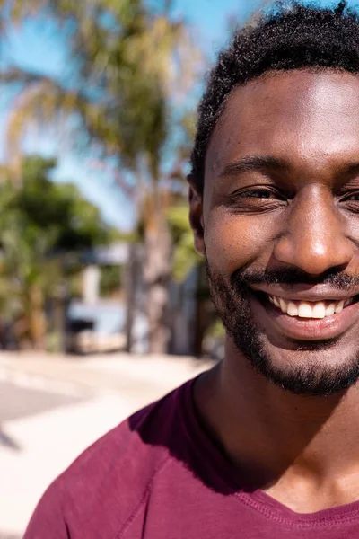 Portrait Homme Afro Américain Heureux Regardant Caméra Souriant Plage Avec — Photo