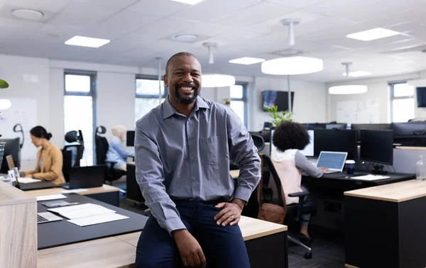 Щасливий Афроамериканець Який Дивиться Камеру Офісі Бізнес Професіонали Робота Корпорація — стокове фото