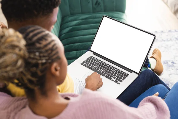 快乐的非洲裔美国夫妇坐在沙发上 在客厅里使用带有复制空间的笔记本电脑 花费高质量的时间 生活方式和家庭生活 — 图库照片