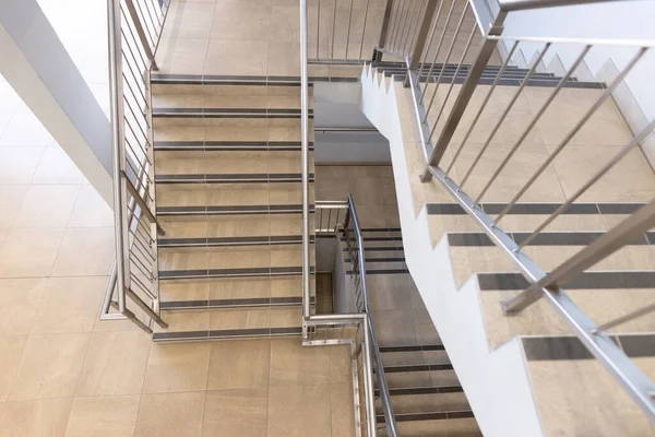 近代的なオフィスで階段と銀のバニスターと空の部屋 グローバルビジネス オフィスのコンセプト — ストック写真