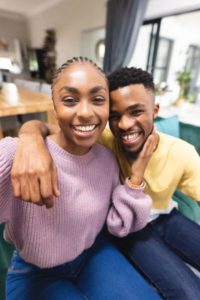 快乐的非洲裔美国夫妇坐在沙发上 在客厅里有视频通话 花费高质量的时间 生活方式和家庭生活 — 图库照片