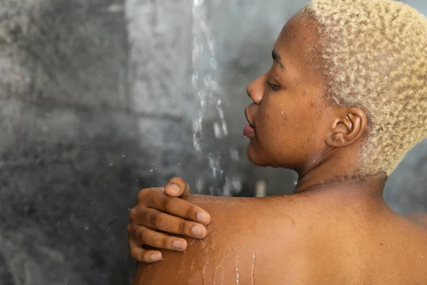 Afroameričan Sprchuje Koupelně Trávit Kvalitní Čas Doma Sám Domácí Život — Stock fotografie