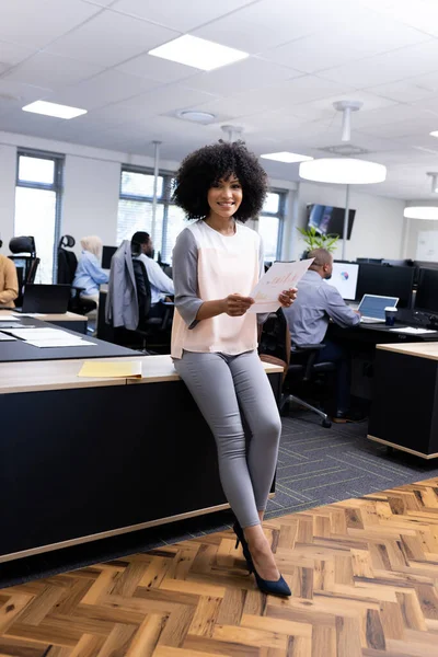 一个快乐的商业女性的垂直形象 带着文件在办公室里看着相机 商业专业人员 公司和办公室概念工作 — 图库照片