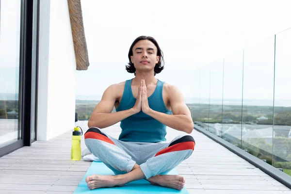 Glücklicher Mann Der Yoga Macht Auf Dem Balkon Meditiert Zeit — Stockfoto