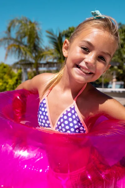 Portret Szczęśliwej Birasowej Dziewczyny Uśmiechniętej Trzymającej Pierścień Pływacki Przy Basenie — Zdjęcie stockowe