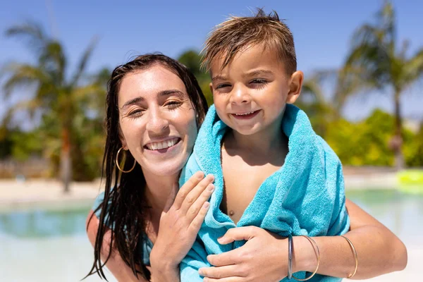 スイミングプールで幸せな出産の母親と息子の笑顔の肖像画 質の高い時間 ライフスタイル 休暇の概念を過ごす — ストック写真