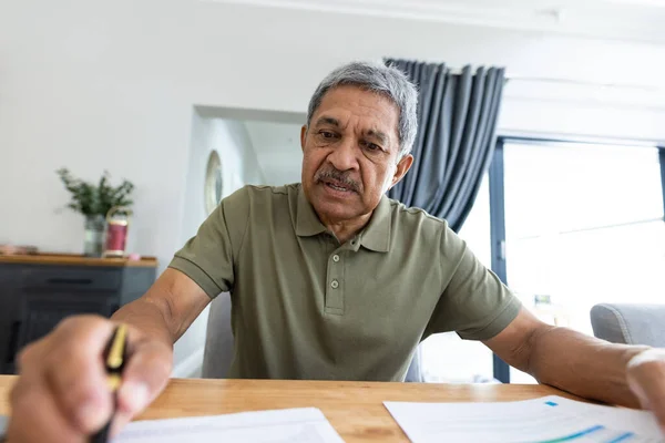 有重点的老人坐在家里 坐在木制桌子上分析账单 复制空间 生活方式 家庭财政 预算和退休概念 — 图库照片