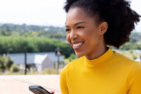 Glad Afrikansk Amerikansk Affärskvinna Och Använda Smartphone Solig Dag Global — Stockfoto