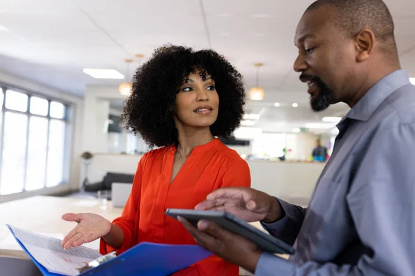 快乐的女性和男性非洲裔美国商人与文件在办公室交谈 办公室工作和合作概念 — 图库照片