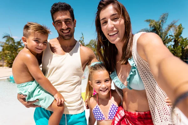 Mutlu Çift Irklı Aile Yüzme Havuzunda Selfie Çekiyor Kaliteli Zaman — Stok fotoğraf
