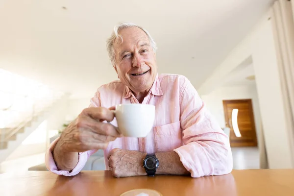 Glücklicher Senior Kaukasischer Mann Mit Videoanruf Qualitätszeit Lebensstil Häusliches Leben — Stockfoto