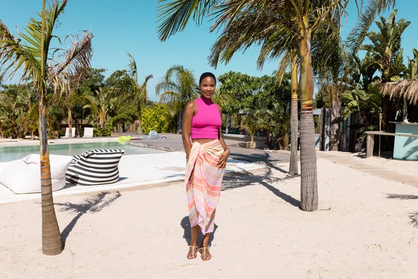 Портрет Щасливої Афро Американської Жінки Яка Дивиться Камеру Посміхається Пляжі — стокове фото