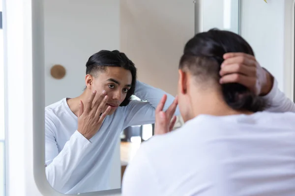 Homem Biracial Feliz Olhando Espelho Casa Banho Passar Tempo Qualidade — Fotografia de Stock