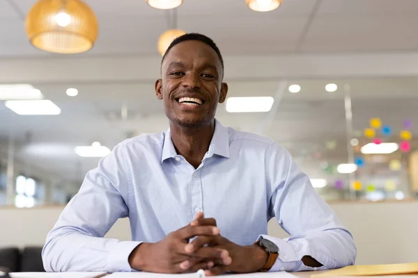 Зображення Афро Американського Чоловіка Відеодзвінком Ноутбуці Офісі Офіс Бізнес Комунікація — стокове фото
