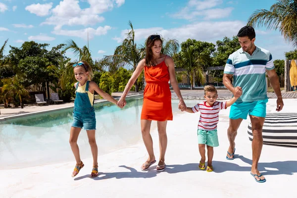 Szczęśliwa Dwurasowa Rodzina Spacerująca Trzymająca Się Ręce Przy Basenie Spędzanie — Zdjęcie stockowe