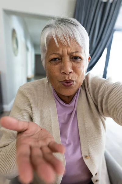 在家里通过视频通话时 拍下了一位年长的妇女在做手势时的特写 生活方式 交流和退休观念 — 图库照片
