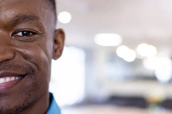 Портрет Счастливого Африканского Американского Бизнесмена Современном Офисе Глобальный Бизнес Финансы — стоковое фото