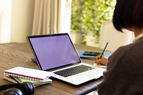 专注的分娩妇女坐在桌旁 在客厅里使用带有复制空间的笔记本电脑 从家庭和全球联系开展工作 — 图库照片