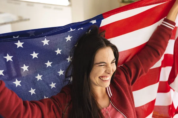 快乐的高加索年轻女子在家里观看比赛时升起美国国旗 复制空间 生活方式 爱国主义 支持和庆祝理念 — 图库照片
