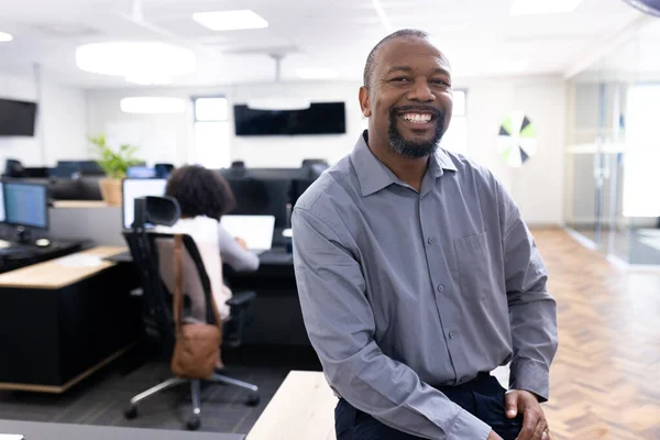 Feliz Hombre Negocios Afroamericano Mirando Cámara Oficina Profesionales Empresa Trabajo —  Fotos de Stock