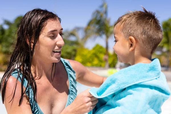 Yüzme Havuzunun Yanında Havlu Kullanan Mutlu Anne Oğul Kaliteli Zaman — Stok fotoğraf
