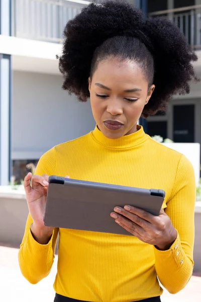 Skupiona Afrykańska Bizneswoman Używająca Tabletu Nowoczesnym Biurze Globalny Biznes Finanse — Zdjęcie stockowe