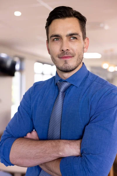 Glücklicher Kaukasischer Geschäftsmann Mit Blauem Hemd Modernen Büro Globales Geschäfts — Stockfoto