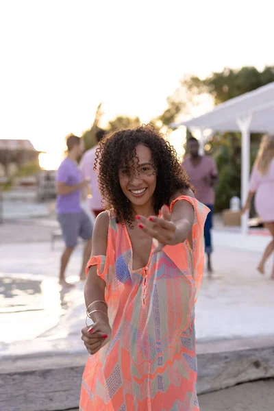 Πορτρέτο Της Χαρούμενης Αφροαμερικάνας Γυναίκας Που Χορεύει Και Χαμογελά Στην — Φωτογραφία Αρχείου