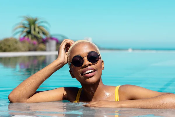 Yüzme Havuzunda Güneş Gözlüğü Takan Mutlu Afro Amerikan Kadın Portresi — Stok fotoğraf