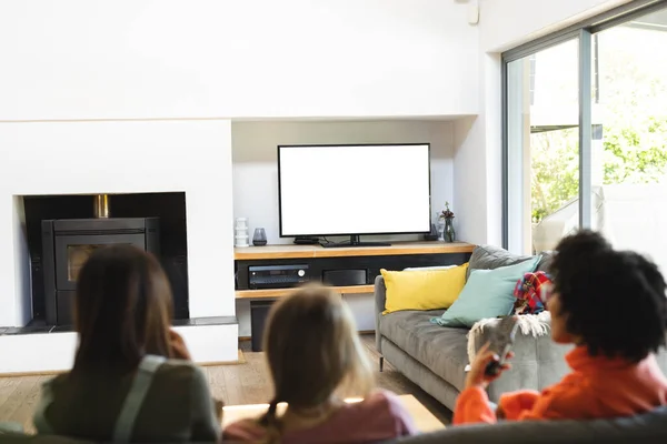 Zróżnicowane Nastolatki Oglądające Telewizję Przestrzenią Kopiowania Spędzanie Czasu Domu — Zdjęcie stockowe